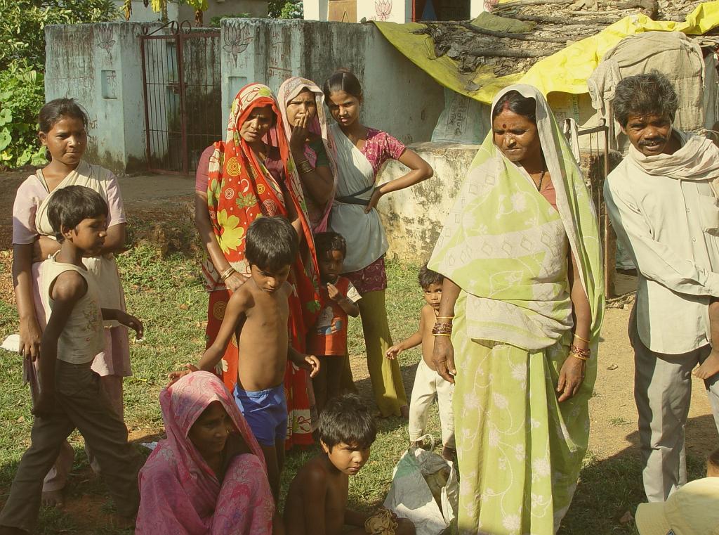 2008-09-12_08-35-28_sanchi_008.jpg - arrêt dans un village