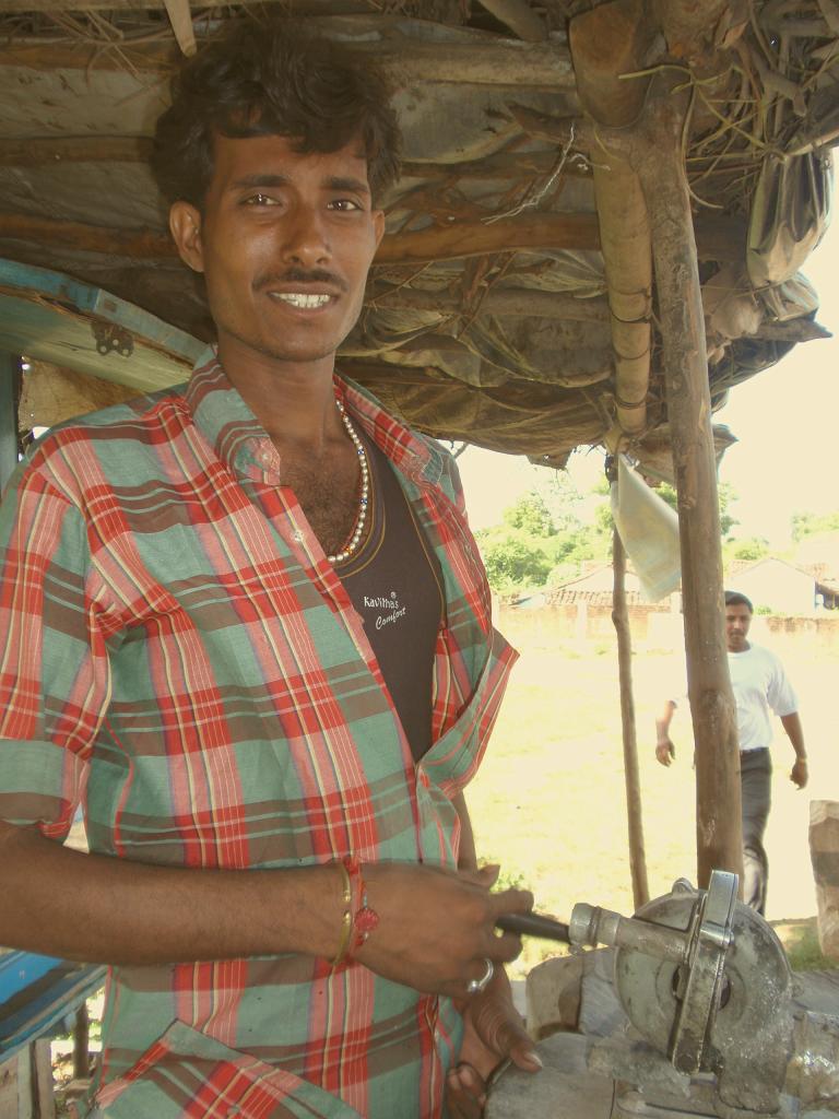 2008-09-12_09-30-51_sanchi_021.jpg - vendeur de thé