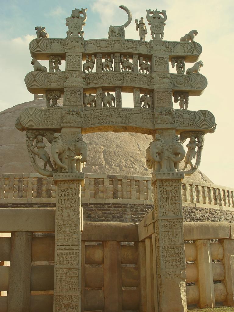 2008-09-12_17-09-19_sanchi_055.jpg - porte d' entrée