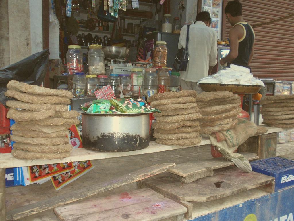 2008-09-13_17-50-16_ujain_051.jpg - vente de bouses dans une épicerie