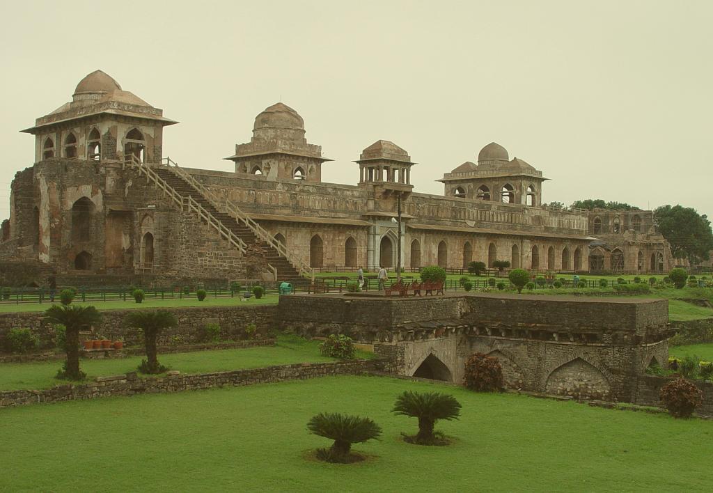 2008-09-15_10-23-05_mandu_123.jpg - il est beau ce palais!