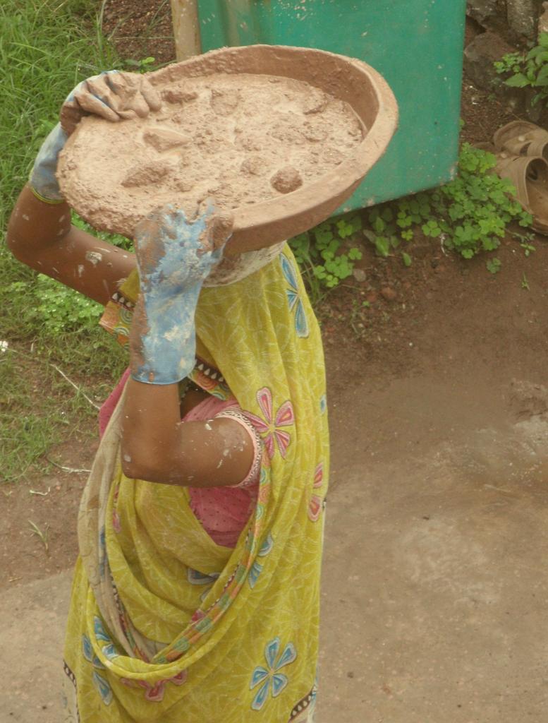 2008-09-15_11-29-33_mandu_154.jpg - un travail de femmes!!!