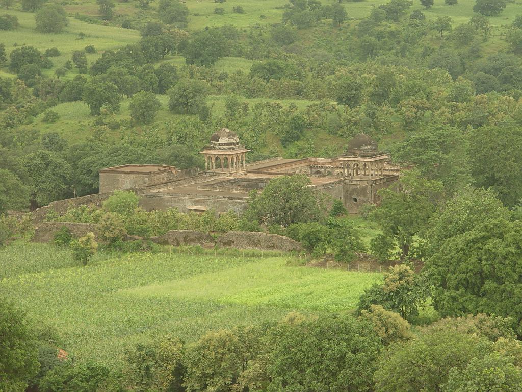 2008-09-15_14-11-34_mandu_182.jpg - nombreux palais aux alentours