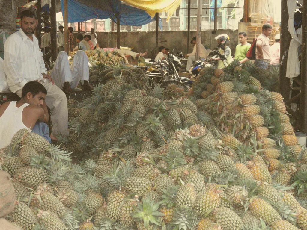 2008-09-20_15-24-25_mumbai_045.jpg - des ananas, on trouve tout...