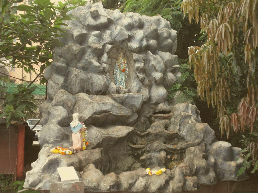2008-09-20_18-20-50_mumbai_076.jpg - on se croirait à Lourdes!!