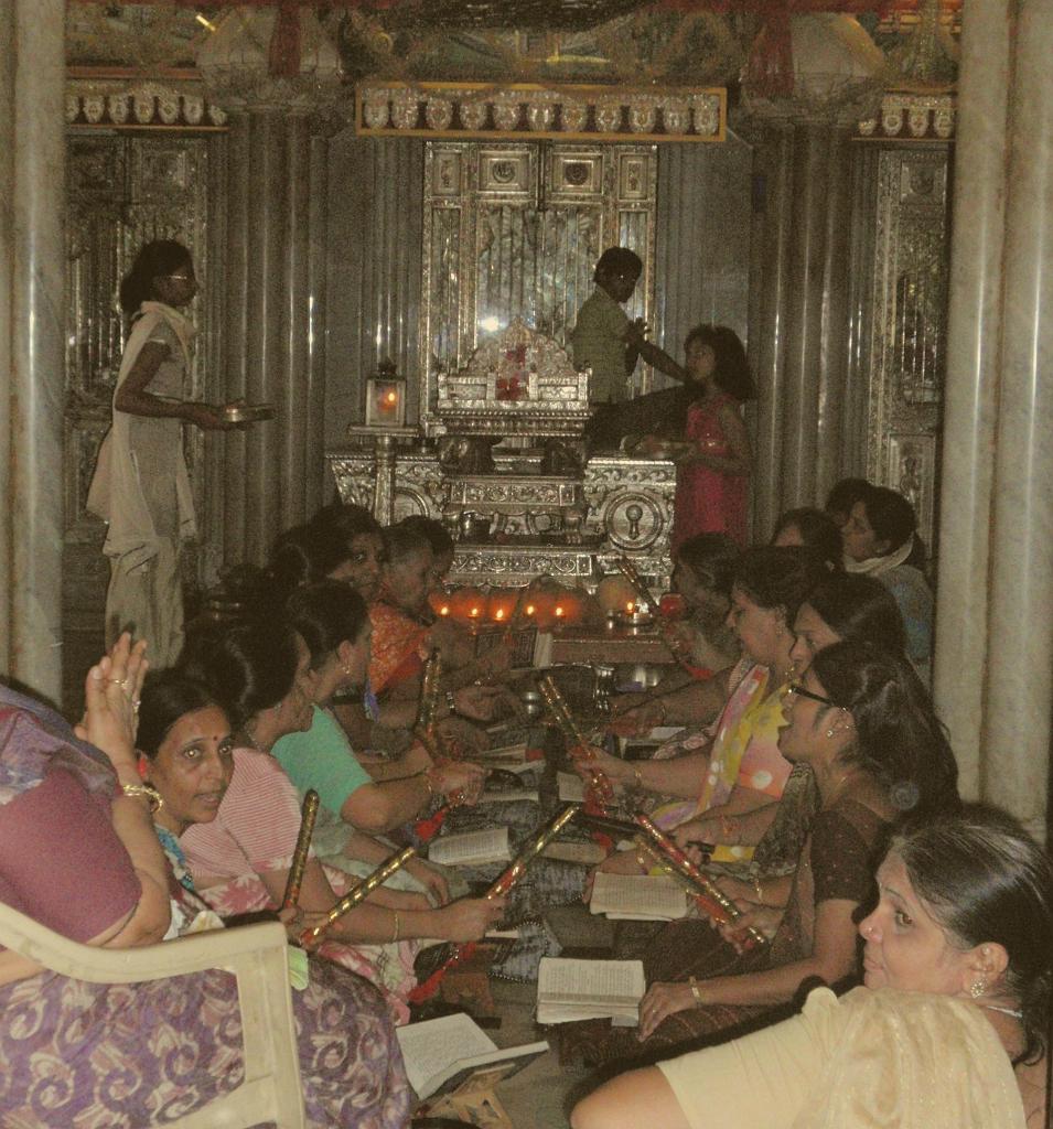 2008-09-21_15-48-44_mumbai_088.jpg - Intérieur d' un temple Jain ( un groupe de femmes en prière)