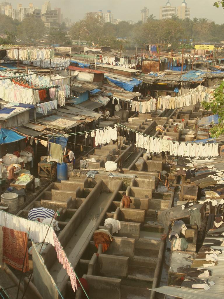 2008-09-21_17-11-56_mumbai_125.jpg - 70 000 personnes donnent leur linge à laver